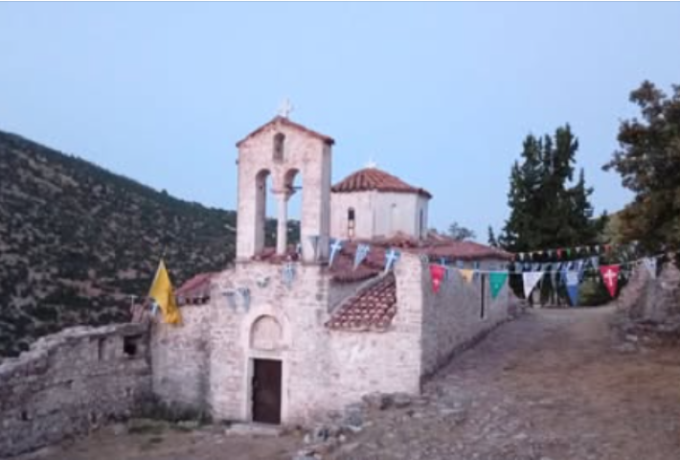 Χιλιομόδι: Προετοιμασίες για το έθιμο των φωτιών στο Παλαιό Μοναστήρι της Παναγίας Φανερωμένης